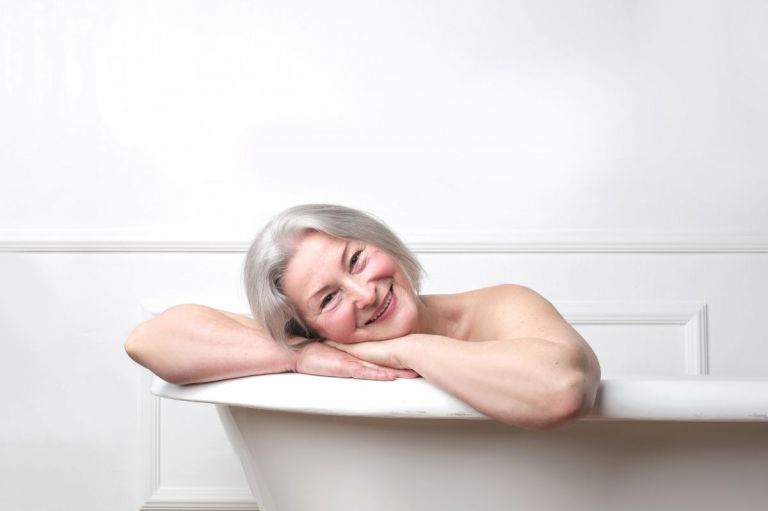 Lavare gli anziani, 7 consigli per prendersene cura
